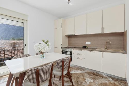 Apartment with Mountain View image 5