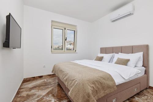 Apartment with Mountain View image 3