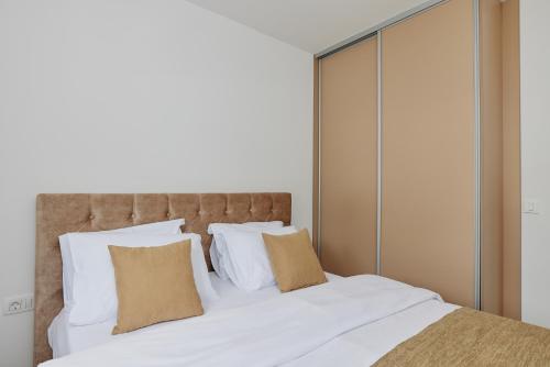 Apartment with Mountain View image 2