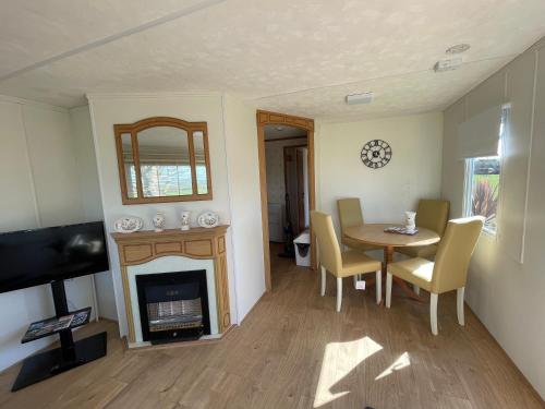 Coed Bach, Nr Rhosneigr, Anglesey (Pet Friendly) in Bryngwran