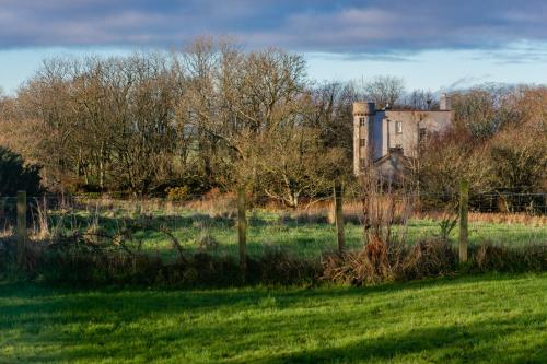 Kilchrist Castle Cottages - image 4