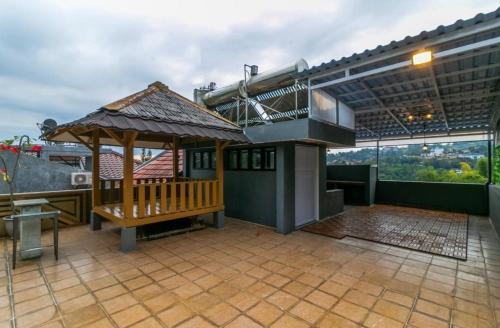 Vila Keluarga Mawar 82, Dago Resort 4BR dengan Privat Pool BBQ dan Rooftop near Mountain View Golf Course Bandung