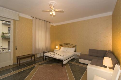 1 queen bed, 1 sofa bed