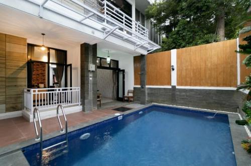 Vila Keluarga Syariah Mawar 82, Dago Resort 4BR dengan Privat Pool BBQ dan Rooftop Bandung