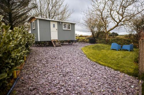 Luxury Shepherd's Hut on Flower Farm with Outdoor Bath in Mid Cornwall, Truro