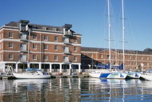 Beautiful Marina Apartment with private garden, flexible bedrooms with zip & link beds