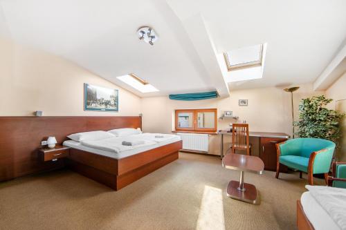 1 queen bed, 1 twin bed