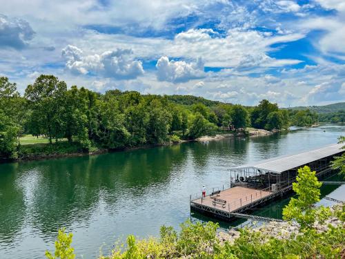 Lake Front 2BR Walk-In with Large Deck - FREE TICKETS INCLUDED - 79-1, Branson