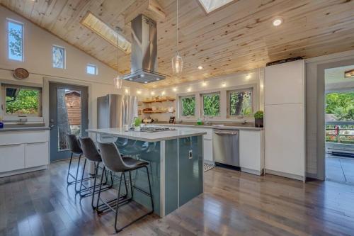 . Cozy Modern House seconds from Roaring Fork River