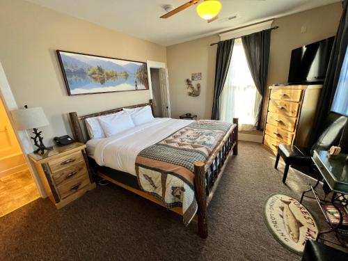 Historic Branson Hotel - Fisherman's Cove Room with King Bed - Downtown - FREE TICKETS INCLUDED