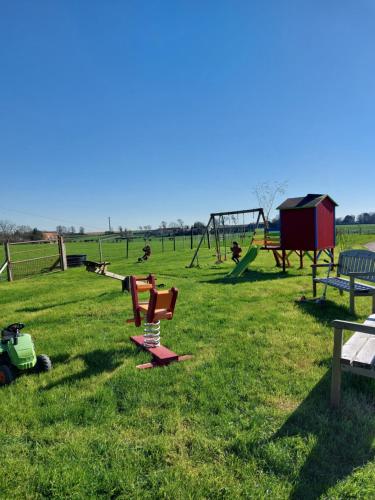 dětské hřiště, L' Epi de Blé, séjour à la ferme (L' Epi de Ble, sejour a la ferme) in Lacres