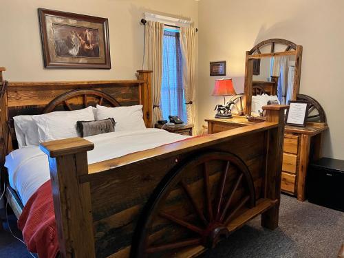 Historic Branson Hotel - Horseshoe Room with King Bed - Downtown - FREE TICKETS INCLUDED