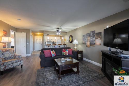 2BR Walk-In Condo - Near the 76 Strip - Pool - FREE TICKETS INCLUDED - CLC-6, Branson