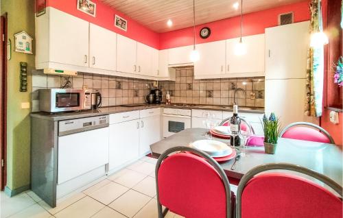 köök, 3 Bedroom Cozy Home In Ottré (3 Bedroom Cozy Home In Ottre) in Vielsalm