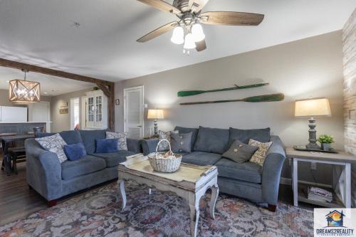 3BR Updated Walk-In Condo - Near the Strip - FREE TICKETS INCLUDED - CH4-4, Branson