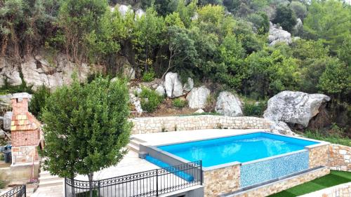 House with amazing infinity pool and fantastic landscape