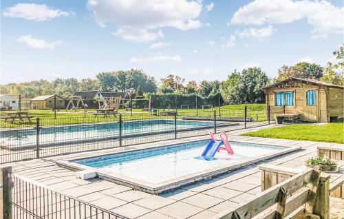  Nice Home In Tzummarum With Wifi And 2 Bedrooms in Tzummarum
