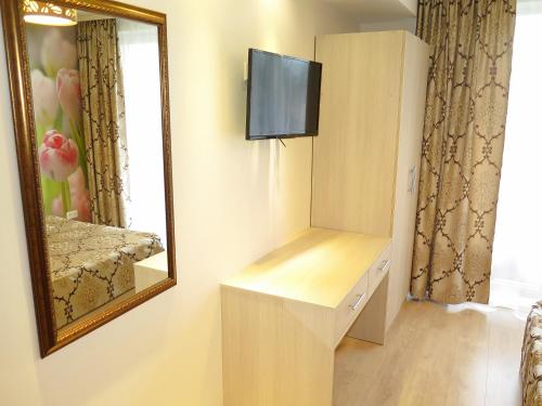 Double Room with Balcony image 7