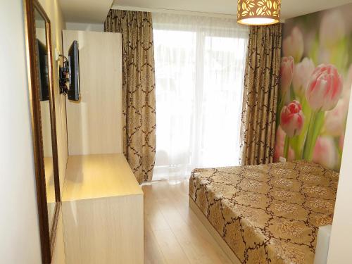 Double Room with Balcony image 8