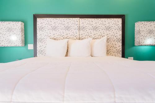 Bed, Hotel Posada El Rey Sol in Ensenada