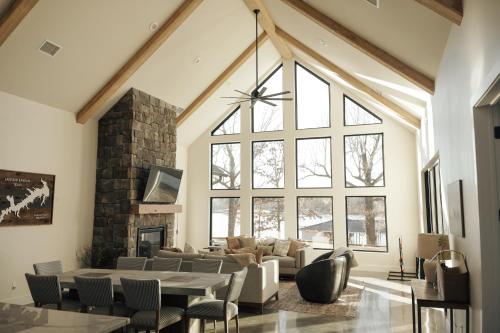 Luxury 4BR Cabin on Lake Bob Sandlin with Hot Tub and Private Dock in Pittsburg, USA