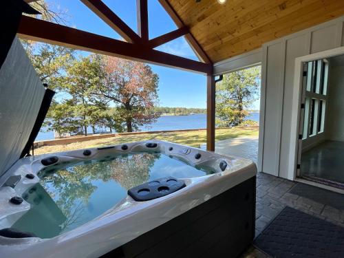 Luxury 4BR Cabin on Lake Bob Sandlin with Hot Tub and Private Dock in Pittsburg, USA