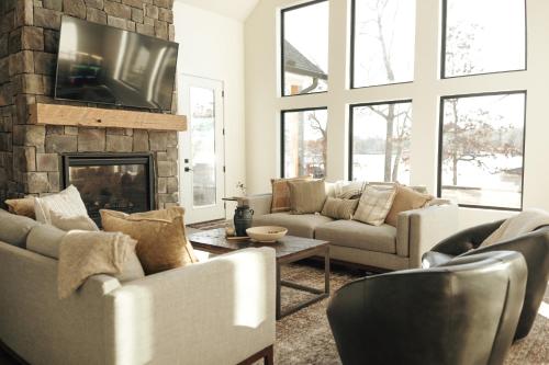 Luxury 4BR Cabin on Lake Bob Sandlin with Hot Tub and Private Dock in Pittsburg, USA