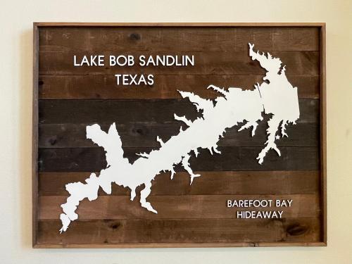 Luxury 4BR Cabin on Lake Bob Sandlin with Hot Tub and Private Dock in Pittsburg, USA