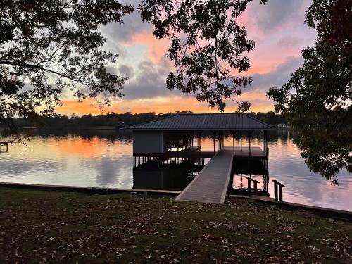 Luxury 4BR Cabin on Lake Bob Sandlin with Hot Tub and Private Dock in Pittsburg, USA