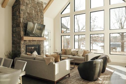 Luxury 4BR Cabin on Lake Bob Sandlin with Hot Tub and Private Dock in Pittsburg, USA