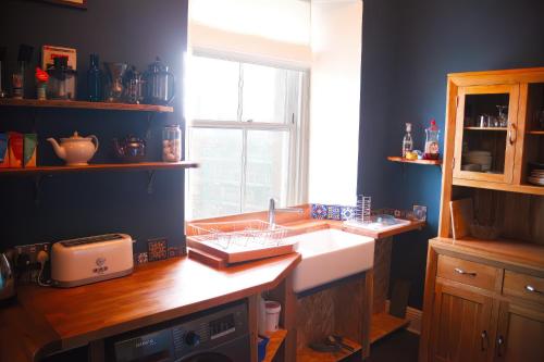 кухня, Grand top floor apartment in the Royal Bank House in Мейбоул