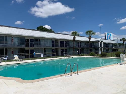 Motel 6-Tifton, GA