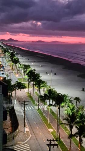 Apartamento Praia Grande Novo Frente Mar Pé na Areia (Apartamento Praia Grande Novo Frente Mar Pe na Areia) in บัลเนย์ริโอฟลอริดา