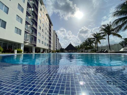 CASA DE LA LUZ CANCUN. AMAZING APARTMENT WITH STUNNING POOL IN FRONT OF MALL