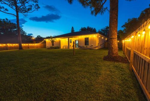 2023 Built! FineArt, Putt-Putt, Hammock, Backyard, Pet and Kid friendly in Jupiter, Vereinigte Staaten von Amerika