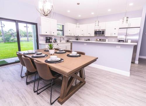2023 Built! Fineart, Putt-putt, Hammock, Backyard, Pet And Kid Friendly - Jupiter, FL