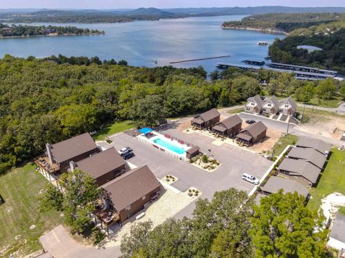 4BD Lodge at Table Rock Lake - Near Marina - Pool - BBH 4BD Lodge at Table Rock Lake - Near Marina - Pool - BBH