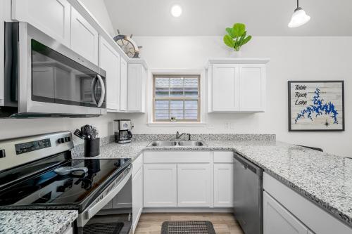 4BD Lodge at Table Rock Lake - Near Marina - Pool - BBH 4BD Lodge at Table Rock Lake - Near Marina - Pool - BBH