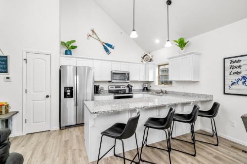 4BD Lodge at Table Rock Lake - Near Marina - Pool - BBH 4BD Lodge at Table Rock Lake - Near Marina - Pool - BBH