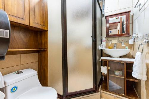 Bathroom, Private bedroom 10 minutes from the SJO airport in Cristo Rey