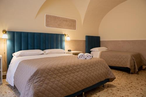 1 king bed, 1 twin bed