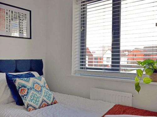 Townhouse in Ebbsfleet sleeps 9 with free parking in Greenhithe