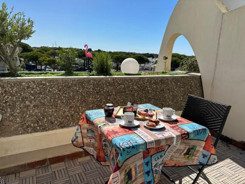 Balcony/terrace, Superbe studio, terrasse, piscine, parking in Le Grau-du-Roi