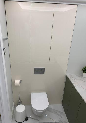 New luxury apartment & free parking - Tap to explore photos
