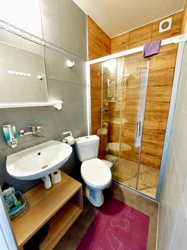 1 double bed, 1 twin bed