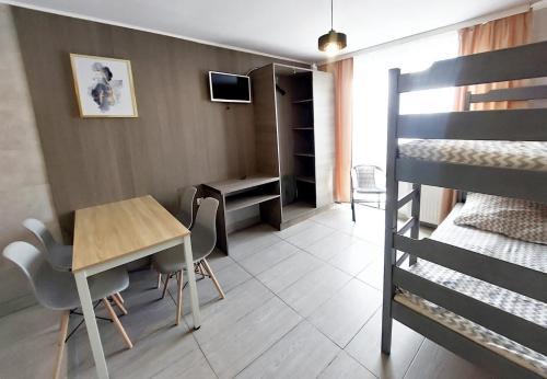 2 bedrooms, 3 beds