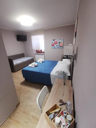 1 queen bed, 2 twin beds