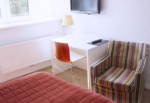 Double Room image 10