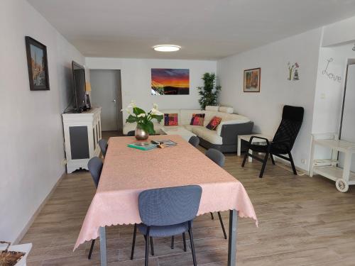 Bar/Lounge, Studio hyper équipé à 150m d'une plage de sable fin grande terrasse presqu'île de charme (Petite etoile de Mer - Studio hyper equipe a 150m d'une plage de sable fin grande terrasse presqu'il) in Saint Mandrier Sur Mer