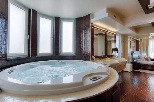 Hot tub, Damianii Luxury Boutique Hotel & Spa in Duce